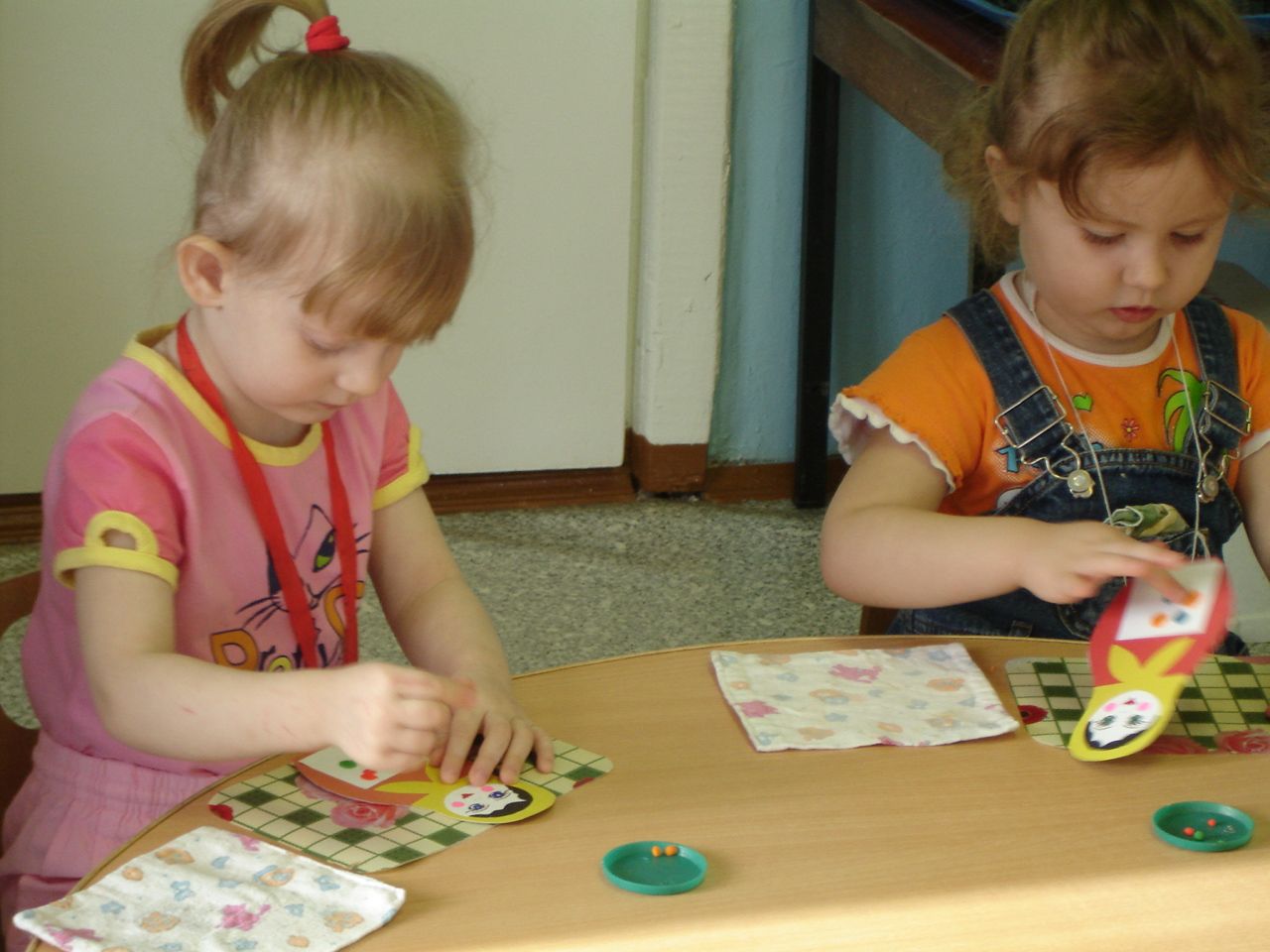   Конспект интегрированного занятия  по развитию речи и лепке  «День рождения Матрешки»  Для детей 2 – 3 лет  